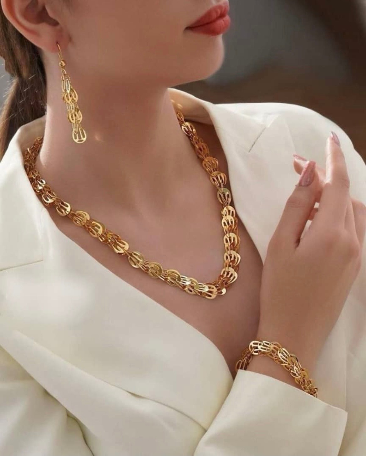 سرویس زنانه تافته طرح طلا برنجی شامل گردنبند و گوشواره و دستبند رنگ ثابت