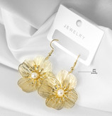 گوشواره مینیمال/فانتزی رادیوم زنانه طلایی طرح گل با ماندگاری رنگ بالا