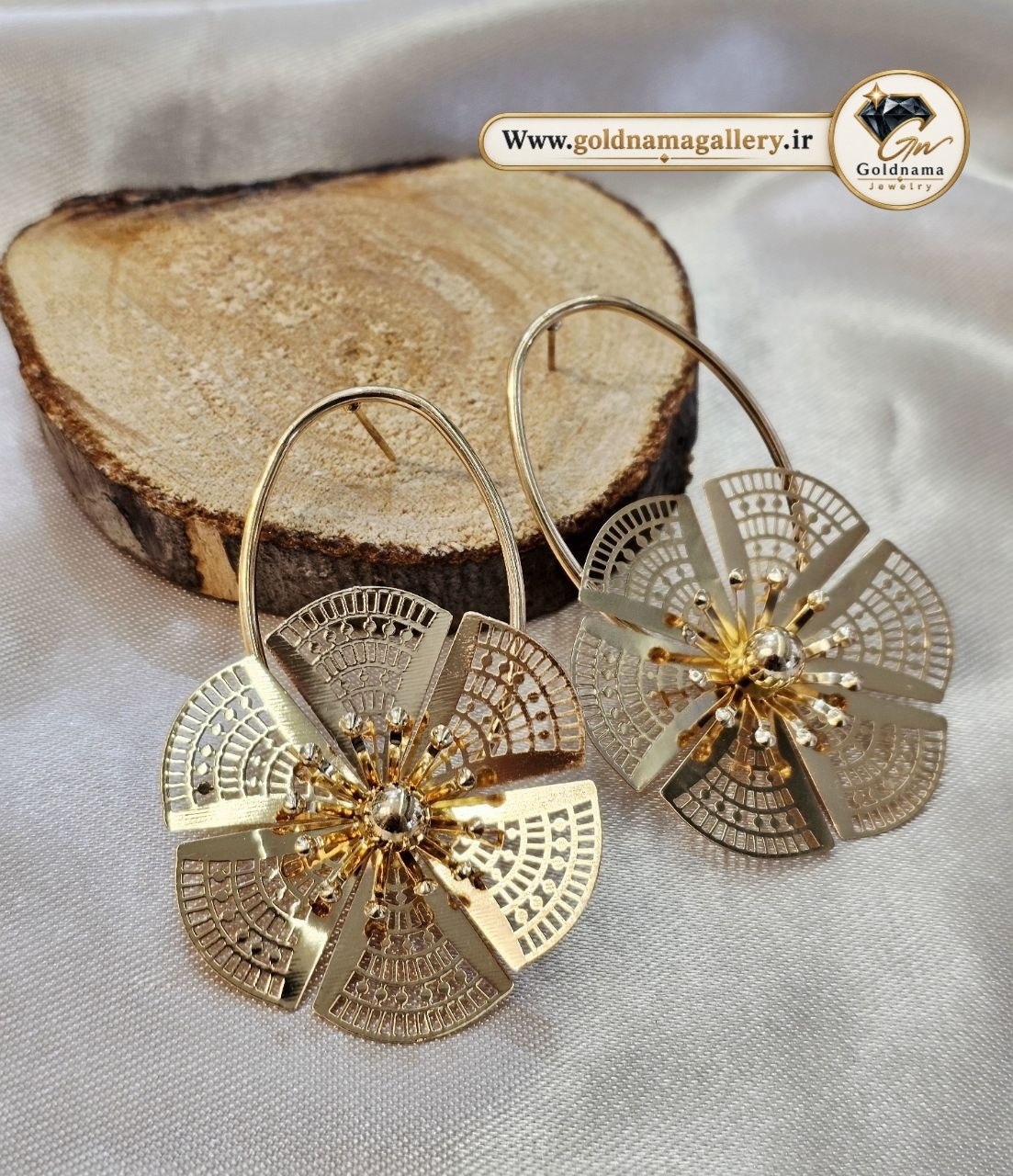 گوشواره گلبرگی طلایی مدل هنری و متفاوت